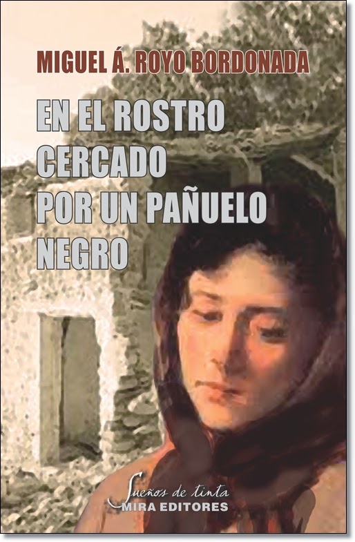 En el rostro cercado por un pauelo negro